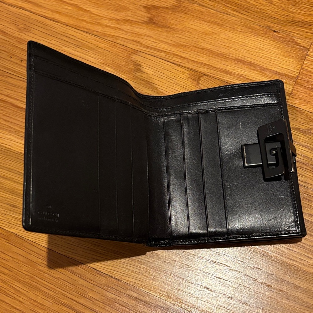 Authentic GUCCI Black Leather Wallet with Metal Clasp - Picture 6 of 8